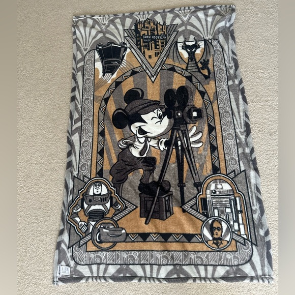 Disney’s Hollywood Studios throw/blanket - Picture 11 of 11